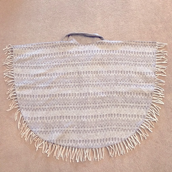 Artilana Mexican Wool Cape Shawl Poncho One Size Grey Creamy Beige Button Up - Picture 3 of 10